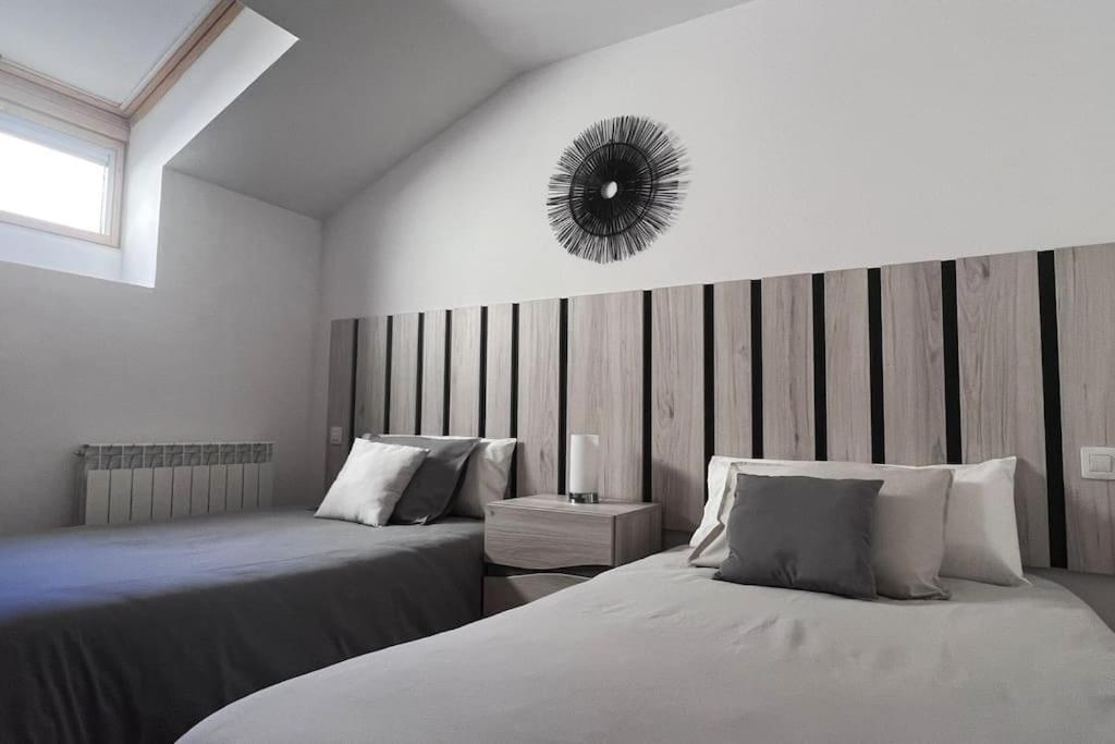Atico Con Terrazas, Garaje Y Ascensor En El Casco Antiguo Apartman Huesca Kültér fotó